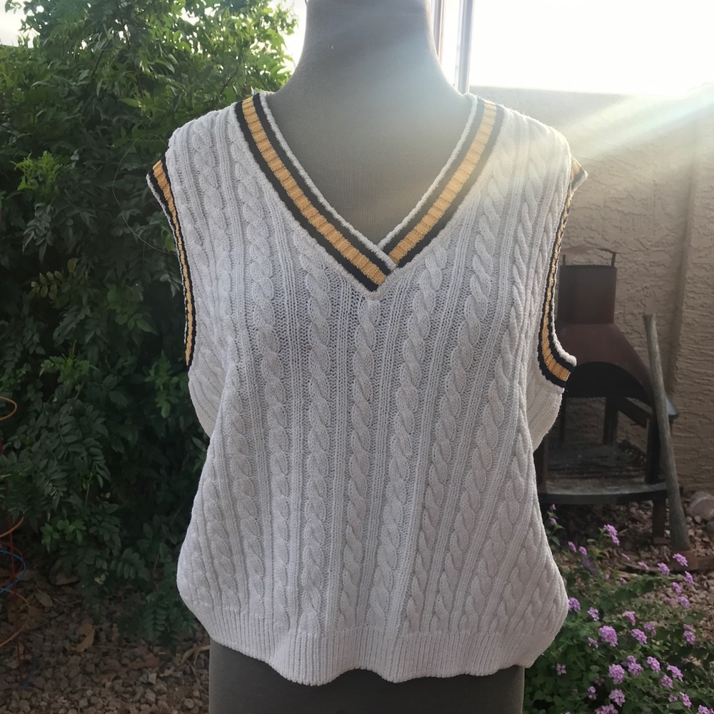St. John Sleeveless Sweater Top